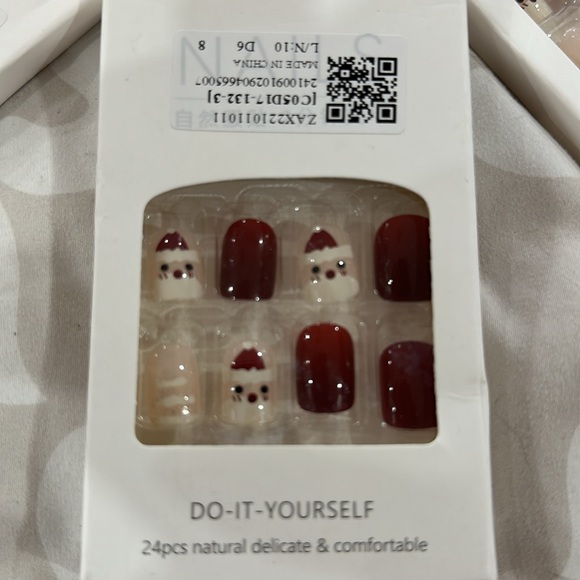 24 pcs Christmas nails - Picture 2 of 2